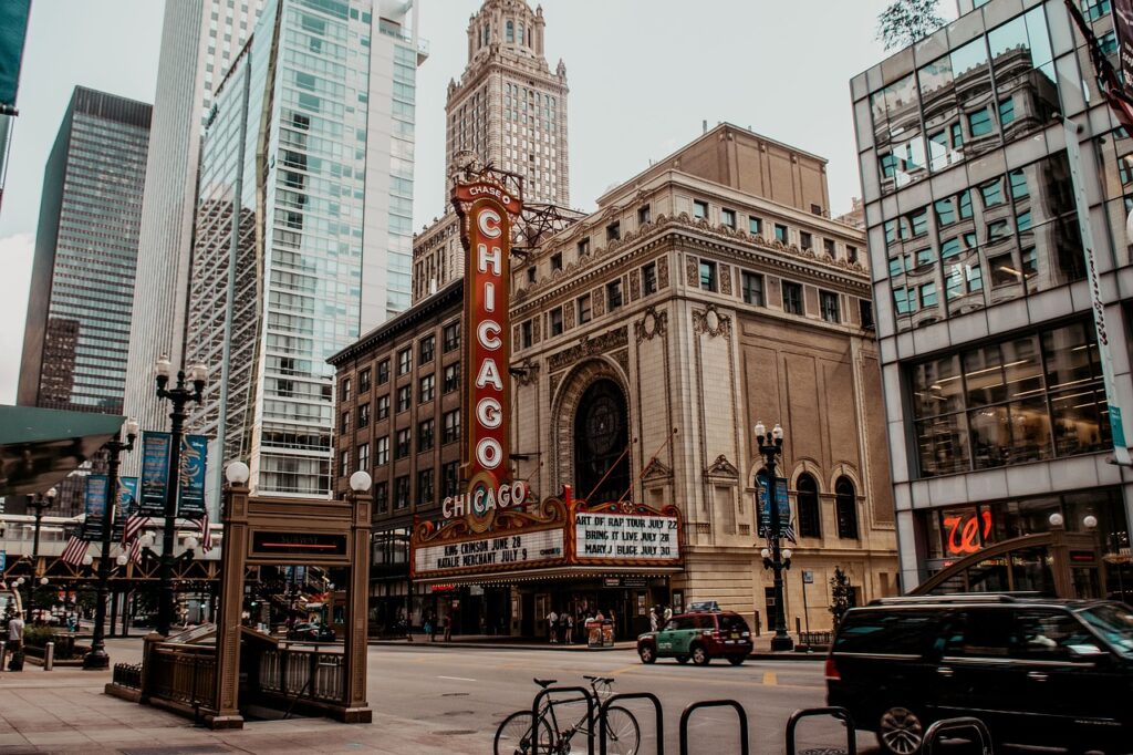 Chicago's skyline with its iconic architecture, including the Willis Tower, alongside a park filled with visitors, highlighting the city’s rich cultural life and abundance of green spaces